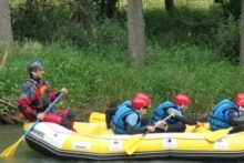 Rafting en el ro Ebro, cerca de Aldea