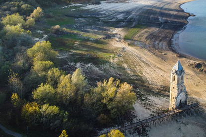 Turismo apoyar el proyecto de rehabilitacin del entorno de la torre de la iglesia de Villanueva 