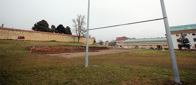 El Ayuntamiento de Reinosa derriba la pista de patinaje para ampliar el campo de rugby