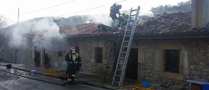 Los bomberos del 112 extinguen un incendio en una vivienda de Polaciones