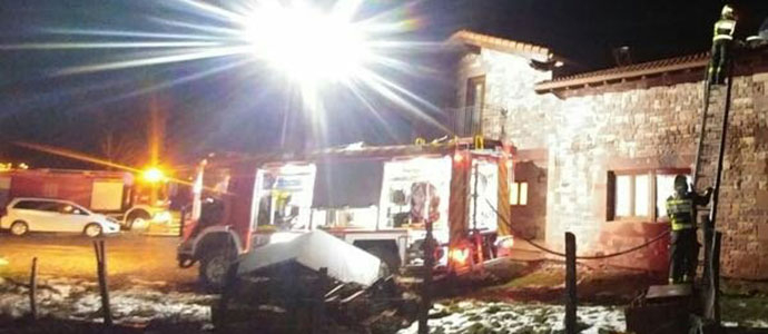Los bomberos extinguen el incendio de la chimenea de una vivienda de Argeso
