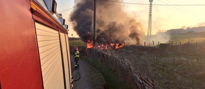 Los bomberos extinguen un incendio en una pila de neumticos de La Poblacin