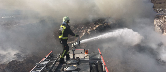 Los bomberos sofocan un incendio de vegetacin en Reinosa