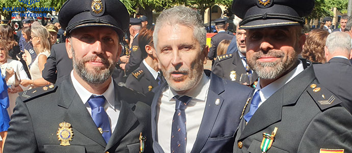 Condecoran a tres policas nacionales destinados en Cantabria, con la cruz con distintivo rojo