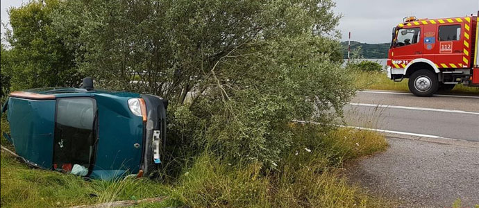 Una conductora se sale de la carretera cerca de Orzales y el vehculo acaba volcado