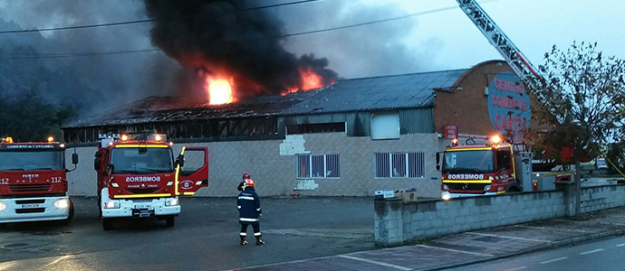 Extinguido el incendio que ha destruido dos naves comerciales de Santiago de Cartes