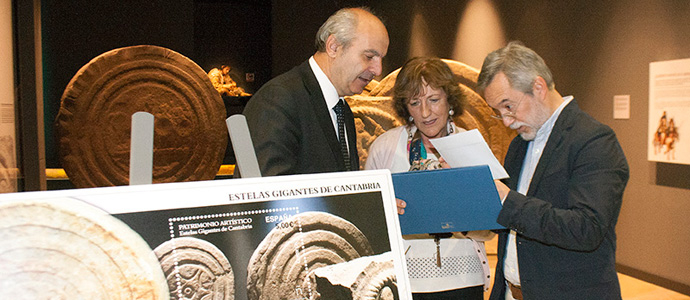 Gobierno y Correos presentan una coleccin especial de sellos dedicados a la estela cntabra