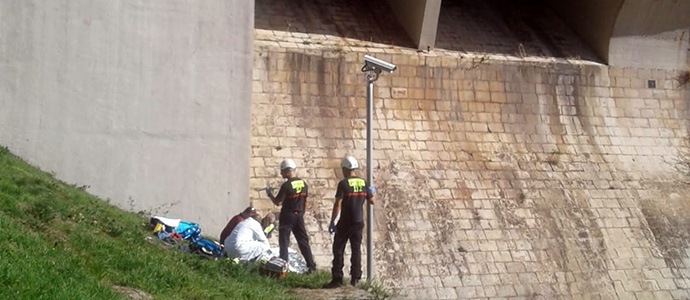 Herido grave un ciclista al caer 10 metros tras chocarse contra un muro de la presa del Embalse del Ebro en Arroyo