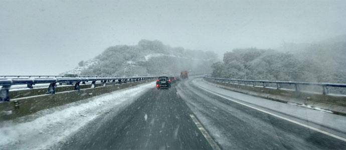 La nieve tie la comarca por debajo de los 700 metros