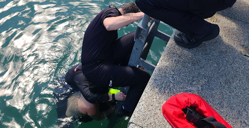 La Polica Nacional rescata a una mujer que se haba cado al mar en el Paseo Pereda