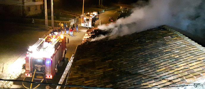 Sofocan un incendio en una vivienda de San Miguel de Aguayo