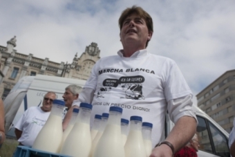 Los ganaderos repartieron leche gratis en Santander