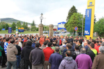 La concentracin en Gerdau termina con silbidos y petardos frente a las oficinas generales