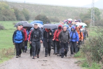 De marcha para conmemorar el 'Da de los senderos de Cantabria' 
