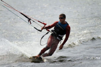 Fiesta del kitesurf en el Pantano del Ebro