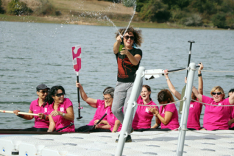 Las Estelas Rosas botan en el Pantano del Ebro su barco dragn