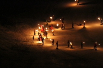 Bajada de antorchas en Alto Campoo