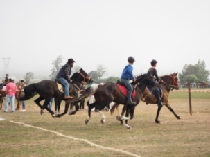 Carrera de caballos y actuacin de los Hermanos Coso