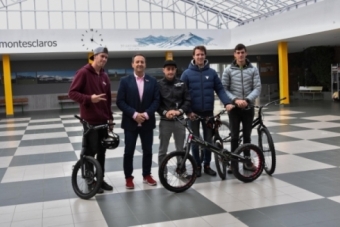 Los mejores pilotos de bike trial visitan el IES Montesclaros