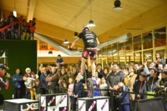 Exhibicin solidaria de bike trial