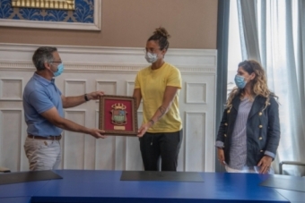 Laura Nicholls recibe el escudo de Campoo de Enmedio