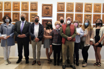 Fidel Gonzlez dona 50 escudos tallados en madera al Parlamento de Cantabria