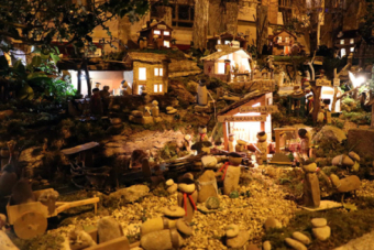 El 'pueblo campurriano' de la calle Tres Mares cumple 24 navidades