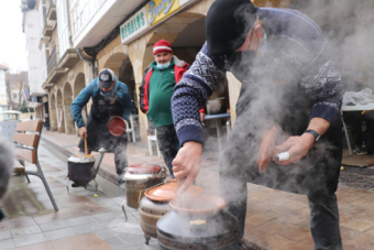 Las ollas de San Sebastin impregnan las calles de Reinosa
