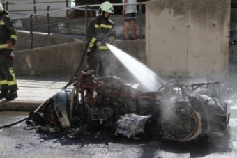 Arde un triciclo (moto) en la Calle Duque y Merino de Reinosa