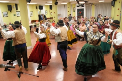 Actuacin del Grupo de Danzas Nuestra Seora de Covadonga en el Centro de Mayores de Reinosa