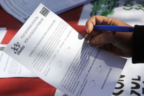 Recogida de firmas en contra de los recortes y poltcas educativas