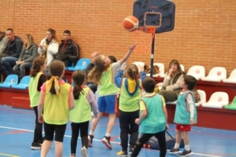 Exhibicin de baloncesto para los ms pequeos en Campoo de Enmedio
