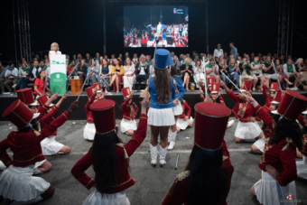 La Banda de Cornetas y Tambores y Majorettes de Reinosa desfilan en el Coso Blanco