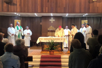 El obispo de Santander presenta en Matamorosa a Vicente Gutirrez como nuevo sacerdote en Campoo
