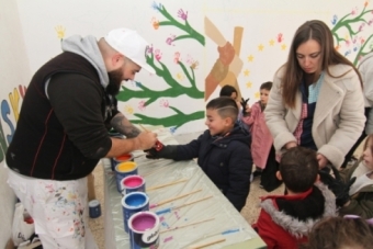 Mataporquera plasma los valores de la UE en el patio cubierto del CEIP Valdeolea
