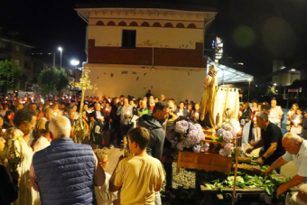 Las antorchas iluminan a la Virgen del Carmen