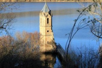 A la orilla del Pantano del Ebro