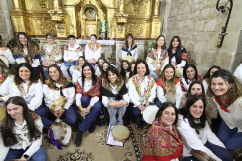 Las pandereteras de Requejo cantaron a la Navidad