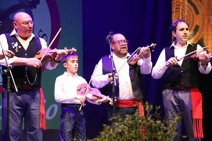 25 a�os al ta�ido del rabel