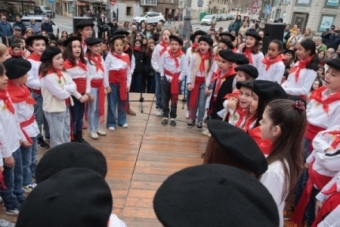 Los escolares entonan el Marzo Florido