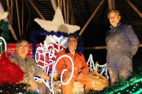 Los pajes preparan en los boxes del ferial las carrozas de la cabalgata