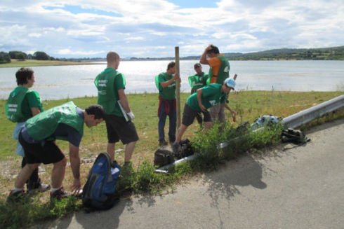 Limpieza de aparejos de pesca en el Pantano del Ebro