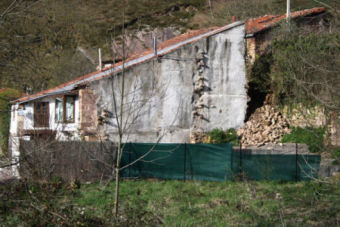 Se derrumba un muro de contencin en Ventorrillo (Pesquera)