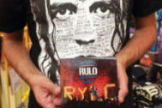 Rulo firma a sus seguidores el CD+DVD 'Una noche en el castillo'