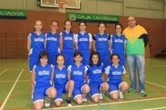 El equipo infantil de baloncesto femenino de Campoo de Enmedio