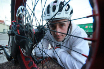 Ral Gutirrez, el funambulista de la bici