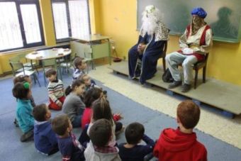 Melchor visita la ludoteca de Campoo de Enmedio