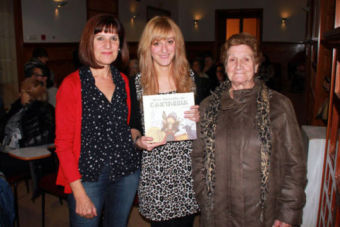 La campurriana Sara Temio present la 'Gua ilustrada de Cantabria'