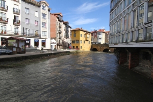 El Ebro, a punto de desbordarse en Reinosa
