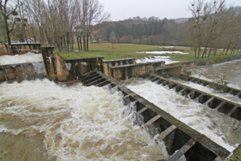 El pantano del Ebro, desembalsando agua